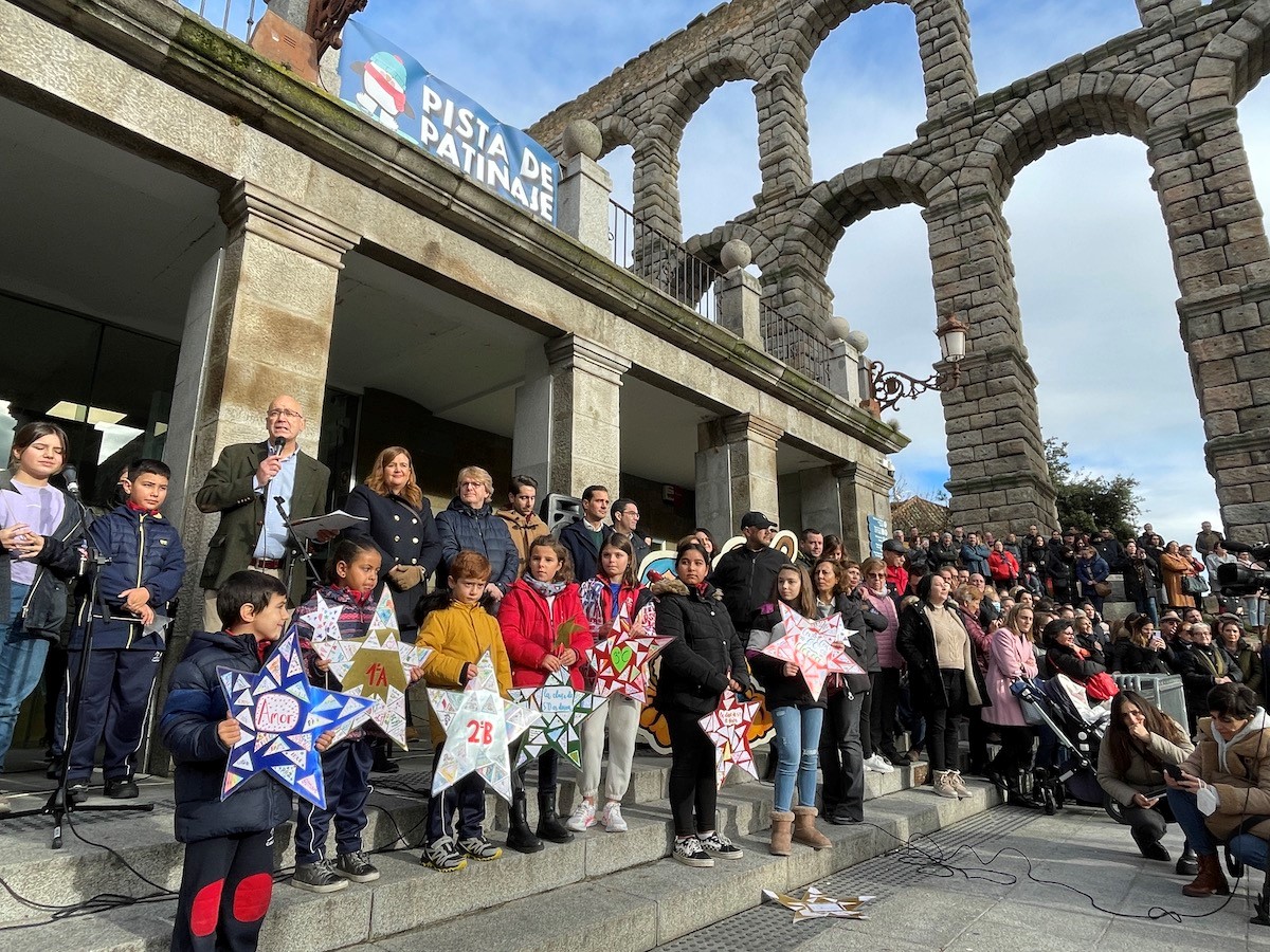 Felicitación navideña a los pies del Acueducto de Segovia